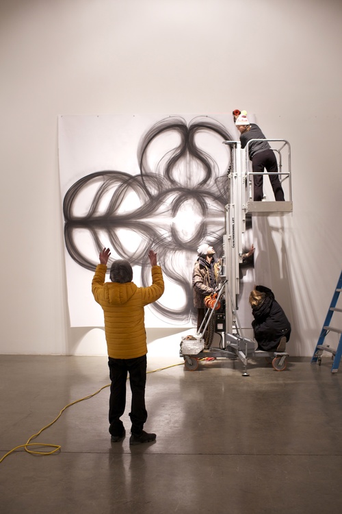 WOW - Melukis sambil menari, seniman ini hasilkan karya yang menakjubkan. © 2016 brilio.net