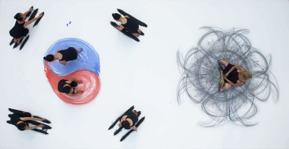 WOW - Melukis sambil menari, seniman ini hasilkan karya yang menakjubkan. © 2016 brilio.net