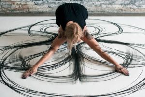 Melukis sambil menari, seniman ini hasilkan karya yang menakjubkan