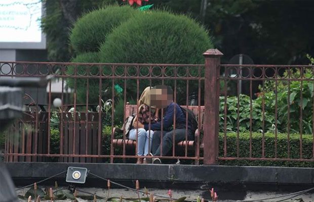 10 Pasangan ini cuek bermesraan di taman kota bikin risih, duh! 