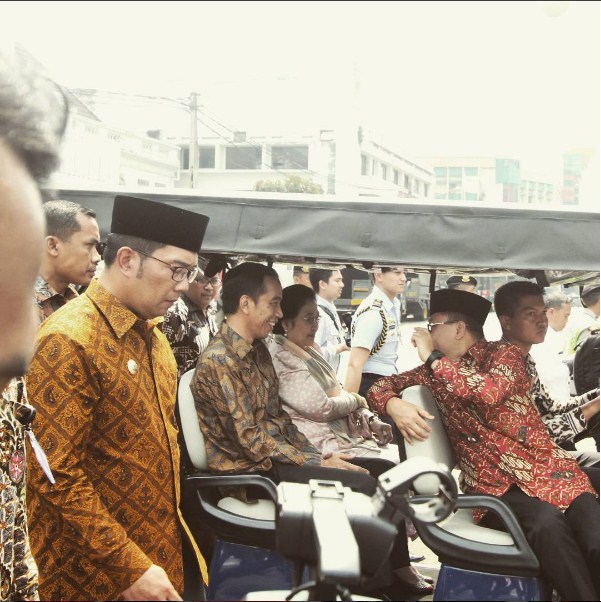 Foto Ridwan Kamil jalan di samping Jokowi ini jadi candaan netizen