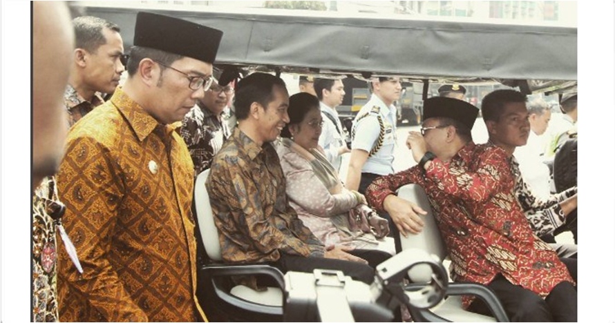 Foto Ridwan Kamil jalan di samping Jokowi ini jadi candaan netizen