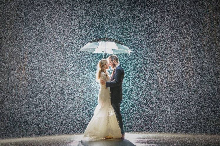 15 Foto pernikahan yang dijepret saat hujan turun, makin romantis!