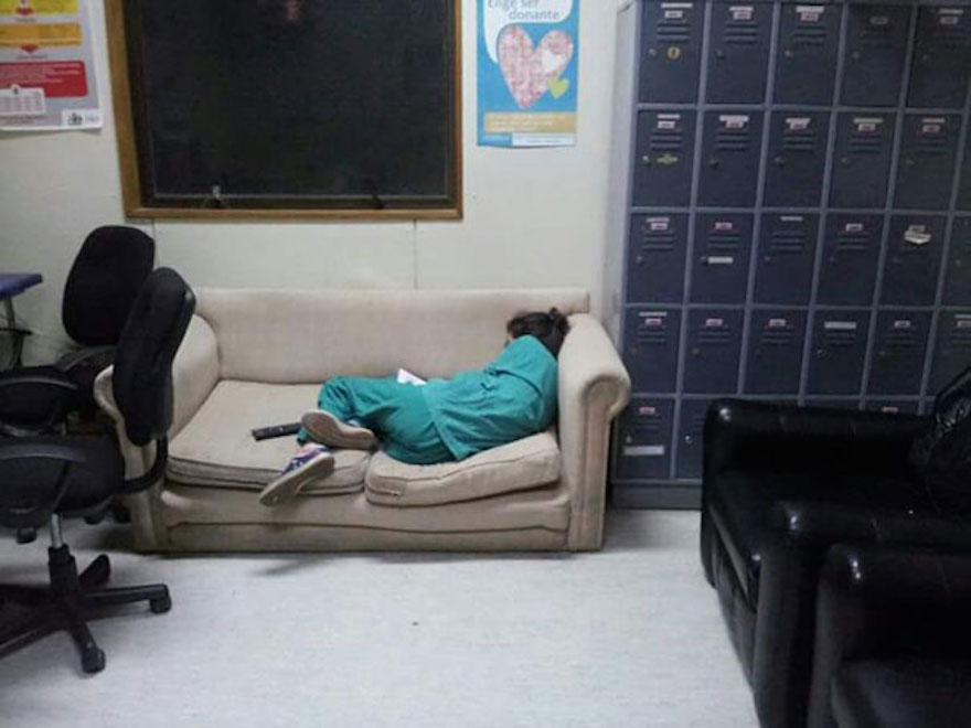 foto dokter kelelahan ini bukti kalau mereka juga manusia biasa © 2016 brilio.net foto dokter kelelahan ini bukti kalau mereka juga manusia biasa © 2016 brilio.net