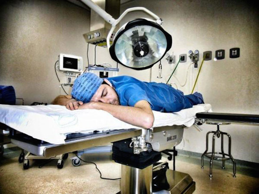 foto dokter kelelahan ini bukti kalau mereka juga manusia biasa © 2016 brilio.net foto dokter kelelahan ini bukti kalau mereka juga manusia biasa © 2016 brilio.net