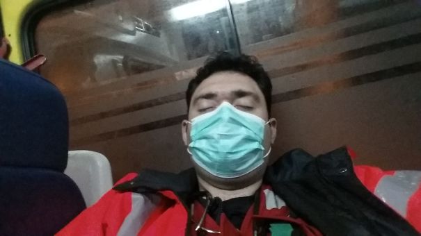 foto dokter kelelahan ini bukti kalau mereka juga manusia biasa © 2016 brilio.net foto dokter kelelahan ini bukti kalau mereka juga manusia biasa © 2016 brilio.net