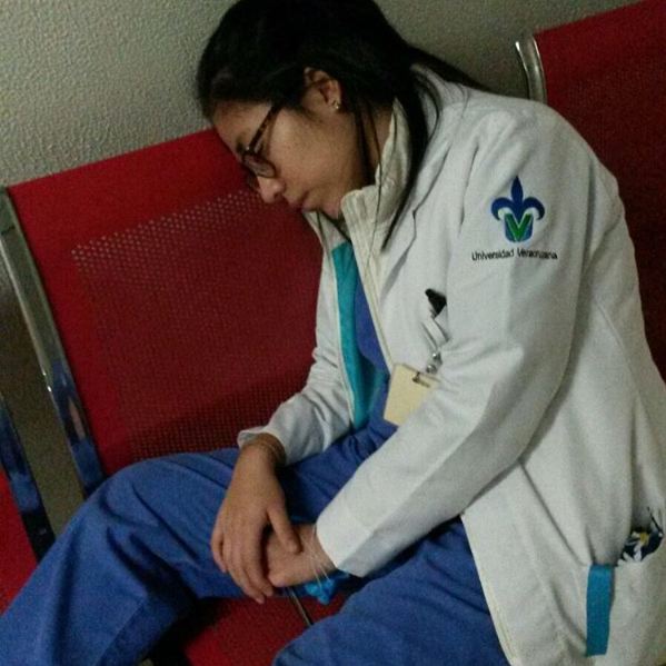 foto dokter kelelahan ini bukti kalau mereka juga manusia biasa © 2016 brilio.net foto dokter kelelahan ini bukti kalau mereka juga manusia biasa © 2016 brilio.net