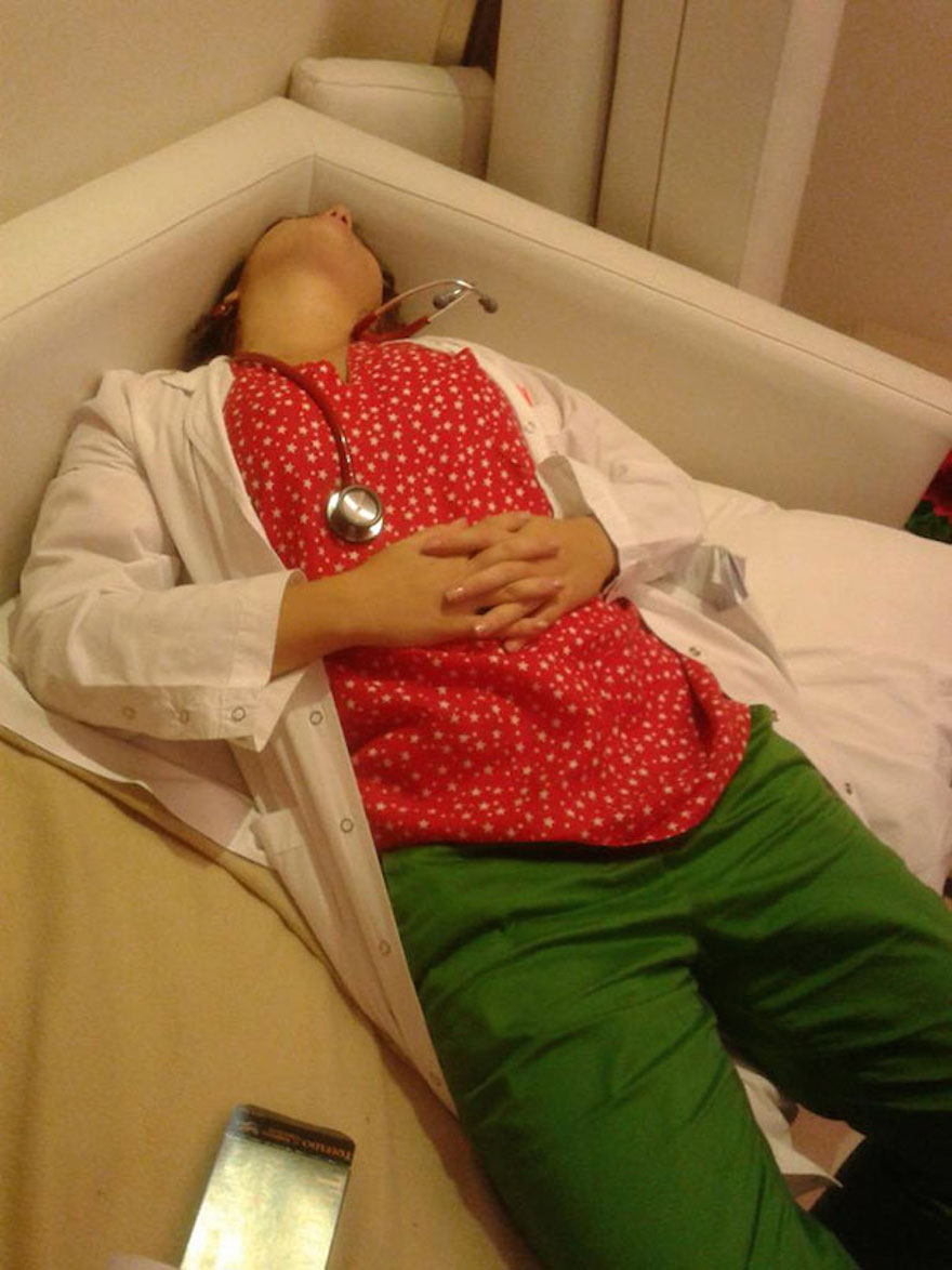 foto dokter kelelahan ini bukti kalau mereka juga manusia biasa © 2016 brilio.net foto dokter kelelahan ini bukti kalau mereka juga manusia biasa © 2016 brilio.net