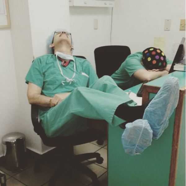 foto dokter kelelahan ini bukti kalau mereka juga manusia biasa © 2016 brilio.net foto dokter kelelahan ini bukti kalau mereka juga manusia biasa © 2016 brilio.net
