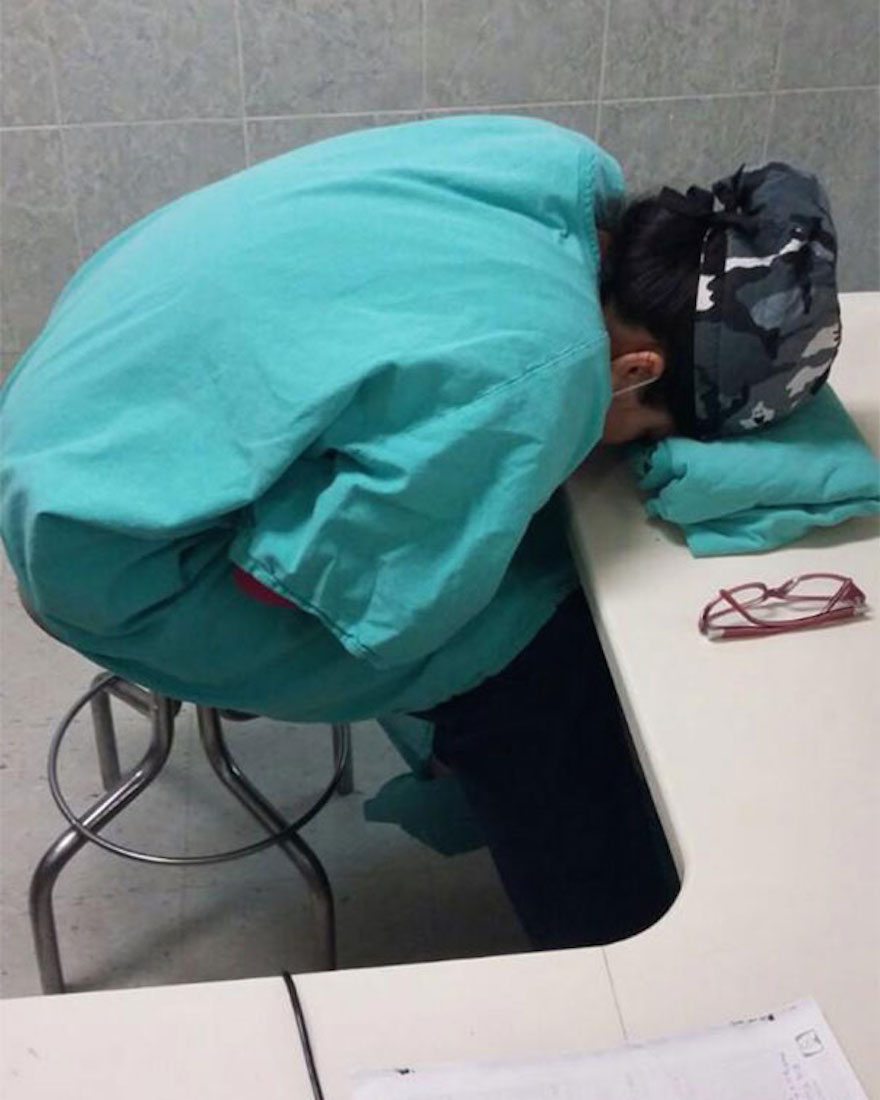 foto dokter kelelahan ini bukti kalau mereka juga manusia biasa © 2016 brilio.net foto dokter kelelahan ini bukti kalau mereka juga manusia biasa © 2016 brilio.net