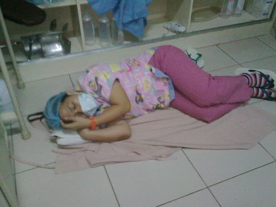 foto dokter kelelahan ini bukti kalau mereka juga manusia biasa © 2016 brilio.net foto dokter kelelahan ini bukti kalau mereka juga manusia biasa © 2016 brilio.net