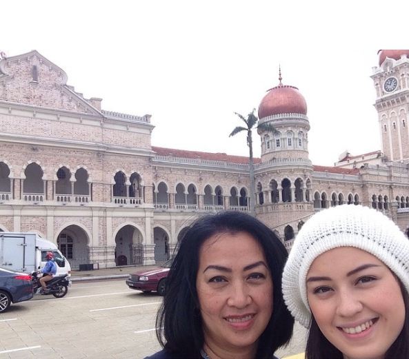 Artis dan ibu © 2016 brilio.net Artis dan ibu © 2016 brilio.net