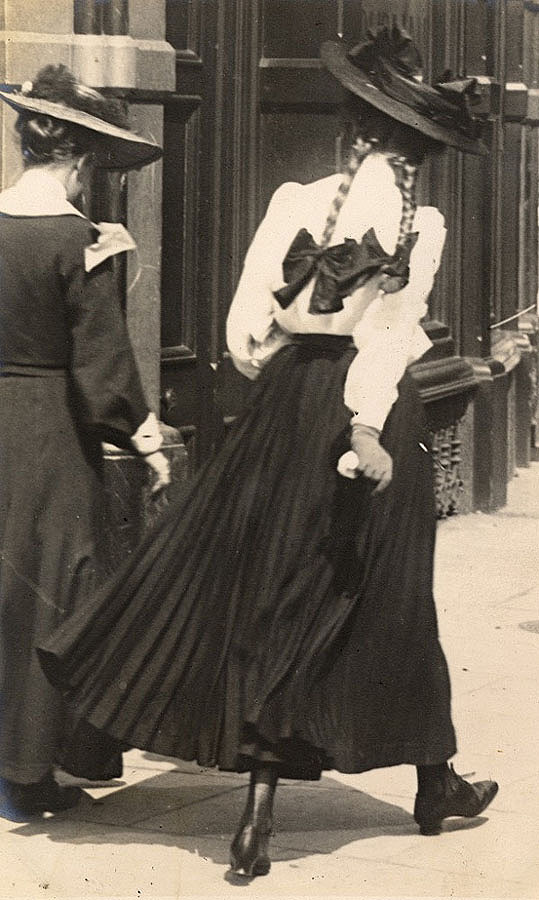 Cewek Seabad © 2016 brilio.net Cewek Seabad © 2016 brilio.net