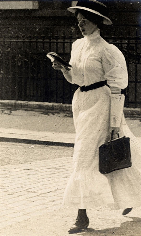 Cewek Seabad © 2016 brilio.net Cewek Seabad © 2016 brilio.net