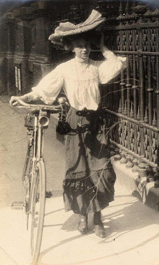 Cewek Seabad © 2016 brilio.net Cewek Seabad © 2016 brilio.net