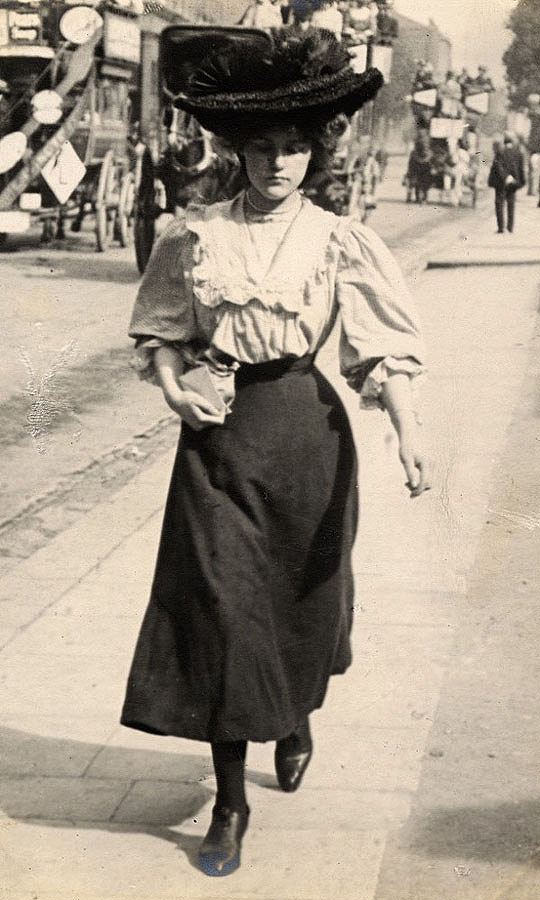 Cewek Seabad © 2016 brilio.net Cewek Seabad © 2016 brilio.net