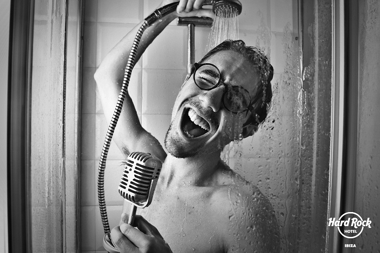 bernyanyi kamar mandi © 2016 brilio.net