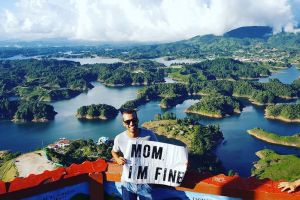 Pria ini selalu bawa tulisan 