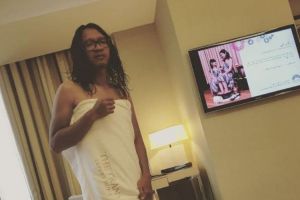 Gaya Aming memakai handuk ala cewek banjir komentar, kenapa?