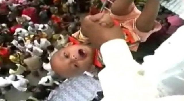 10 Tradisi unik menyambut bayi di seluruh dunia, ada yang diasapi!  