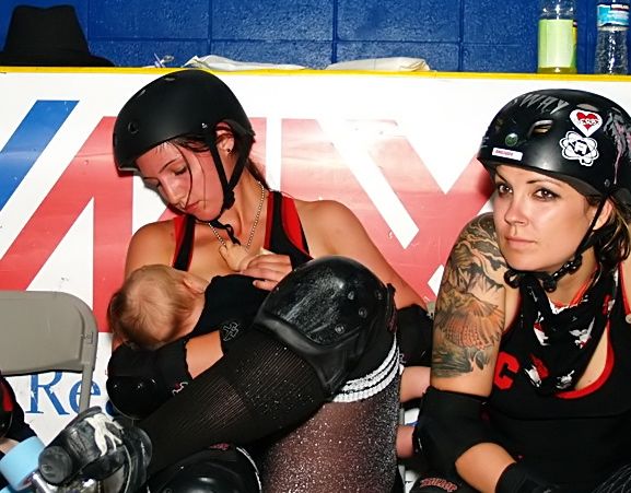 foto ibu menyusui tak kenal tempat ini bikin kamu makin cinta ibu © 2016 brilio.net foto ibu menyusui tak kenal tempat ini bikin kamu makin cinta ibu © 2016 brilio.net