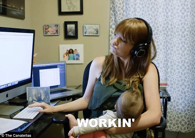 foto ibu menyusui tak kenal tempat ini bikin kamu makin cinta ibu © 2016 brilio.net foto ibu menyusui tak kenal tempat ini bikin kamu makin cinta ibu © 2016 brilio.net