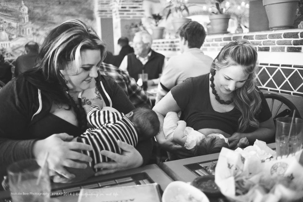 foto ibu menyusui tak kenal tempat ini bikin kamu makin cinta ibu © 2016 brilio.net foto ibu menyusui tak kenal tempat ini bikin kamu makin cinta ibu © 2016 brilio.net