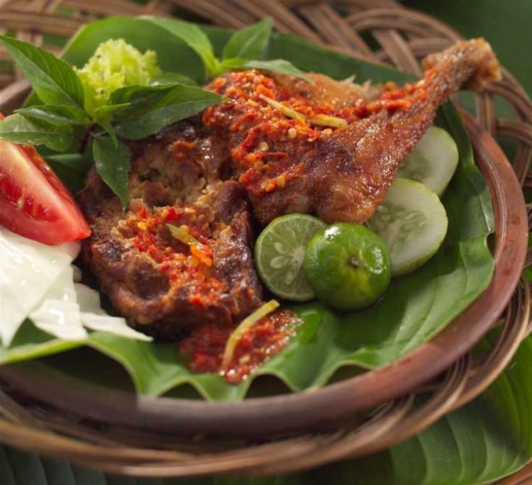 Ayam penyet khas Surabaya, menu buka puasa bisa kamu bikin sendiri! 