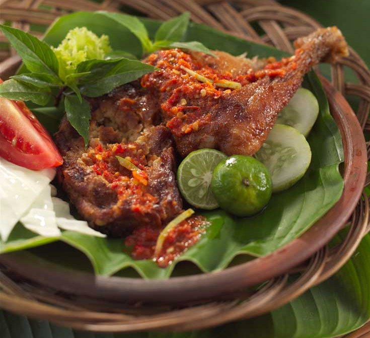 Ayam penyet khas Surabaya, menu buka puasa bisa kamu bikin sendiri! 