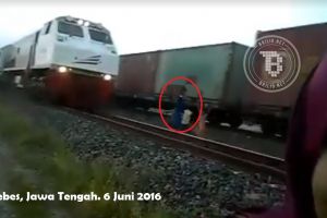 Anak tersambar kereta api karena orangtua lalai mengawasi, miris!