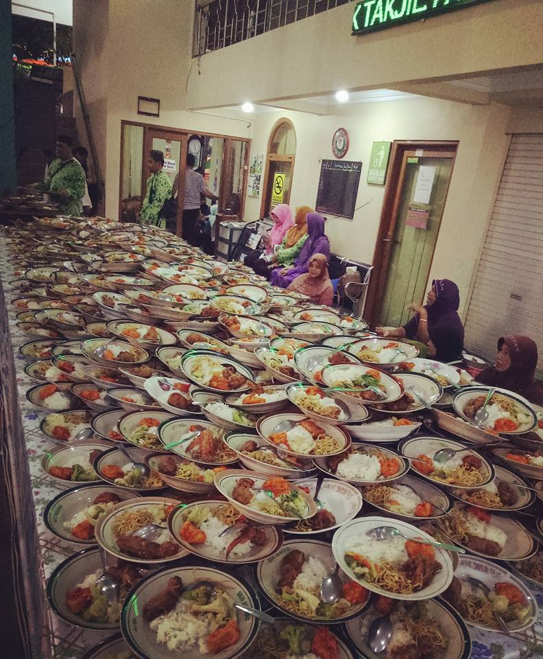 Masjid ini sediakan 1.500 porsi hidangan berbuka puasa gratis, wow!