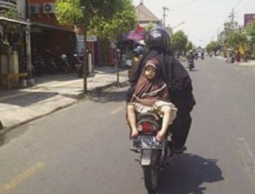 kelakuan berbahaya di jalanan ini tak pantas kamu tiru © 2016 brilio.net kelakuan berbahaya di jalanan ini tak pantas kamu tiru © 2016 brilio.net