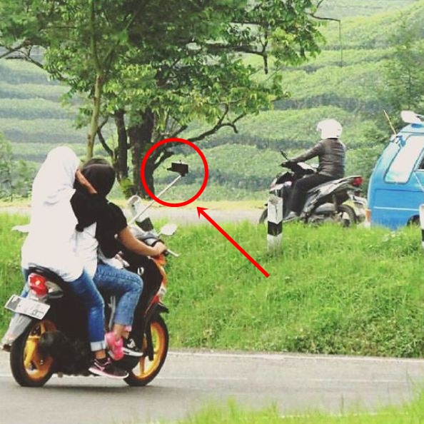 kelakuan berbahaya di jalanan ini tak pantas kamu tiru © 2016 brilio.net kelakuan berbahaya di jalanan ini tak pantas kamu tiru © 2016 brilio.net