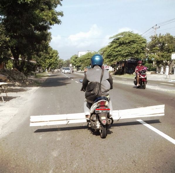 kelakuan berbahaya di jalanan ini tak pantas kamu tiru © 2016 brilio.net kelakuan berbahaya di jalanan ini tak pantas kamu tiru © 2016 brilio.net