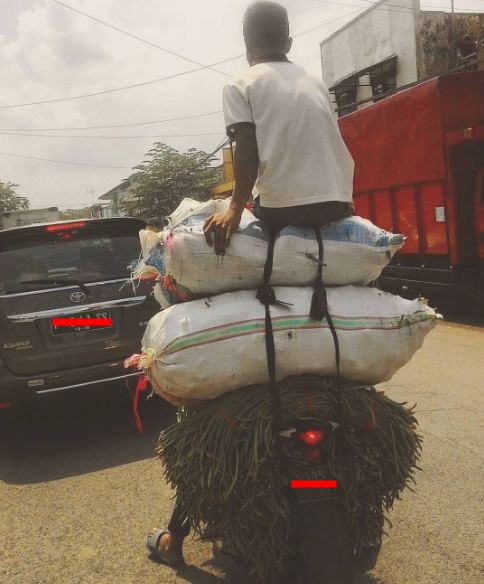 kelakuan berbahaya di jalanan ini tak pantas kamu tiru © 2016 brilio.net kelakuan berbahaya di jalanan ini tak pantas kamu tiru © 2016 brilio.net