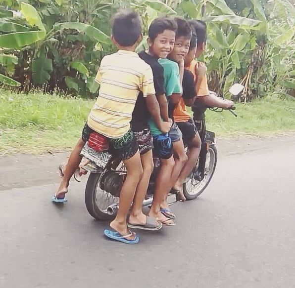 kelakuan berbahaya di jalanan ini tak pantas kamu tiru © 2016 brilio.net kelakuan berbahaya di jalanan ini tak pantas kamu tiru © 2016 brilio.net