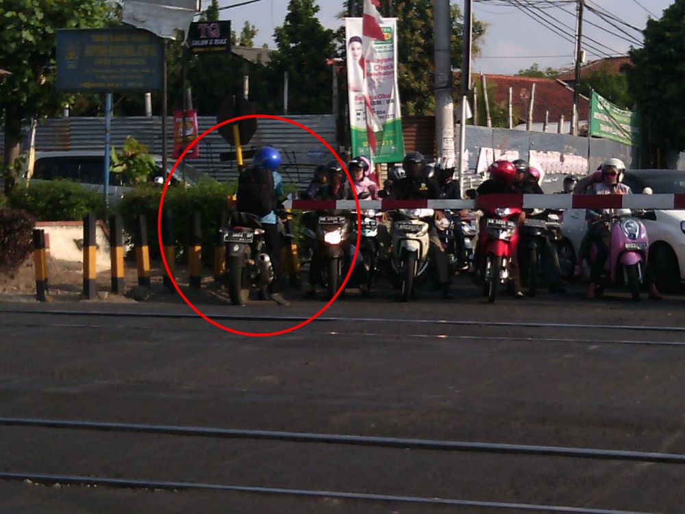 kelakuan berbahaya di jalanan ini tak pantas kamu tiru © 2016 brilio.net kelakuan berbahaya di jalanan ini tak pantas kamu tiru © 2016 brilio.net