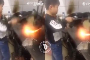 Aksi anak kecil peras keringat di warung makan ini bikin haru