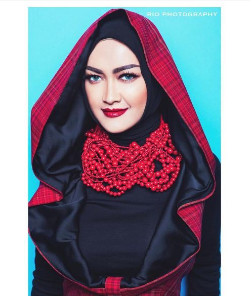 Bulan Ramadan 10 artis cantik ini unggah foto pakai hijab, bikin adem!