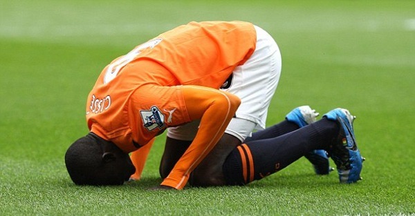 pemain bola berdoa © 2016 brilio.net pemain bola berdoa © 2016 brilio.net