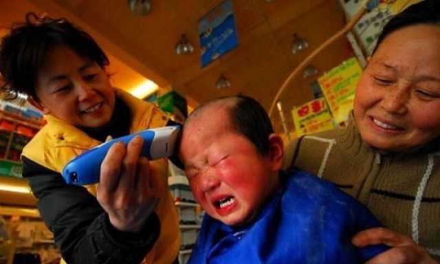 Bayi - 15 Ekspresi balita sedang potong rambut ini bikin geli lihatnya © 2016 brilio.net