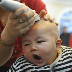 Bayi - 15 Ekspresi balita sedang potong rambut ini bikin geli lihatnya © 2016 brilio.net