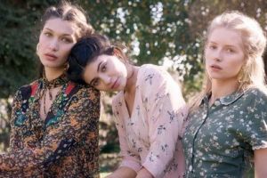 8 Inspirasi gaya busana glamor bernuansa bunga, kamu pilih yang mana?