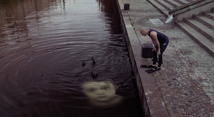 Dikira hantu, lukisan di air seniman ini hebohkan warga hingga polisi