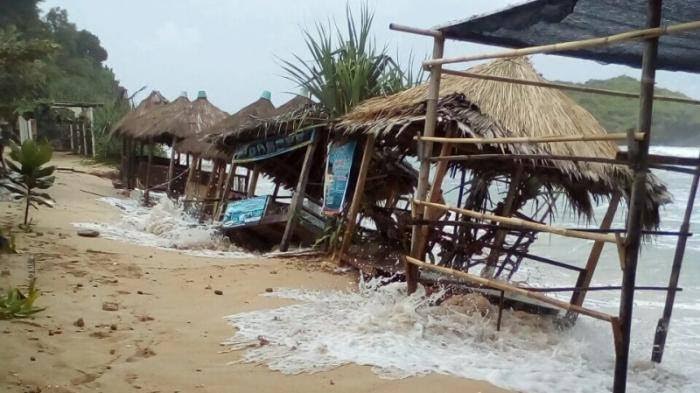 Ombak tinggi terjang pantai selatan, puluhan gasebo & warung ambruk