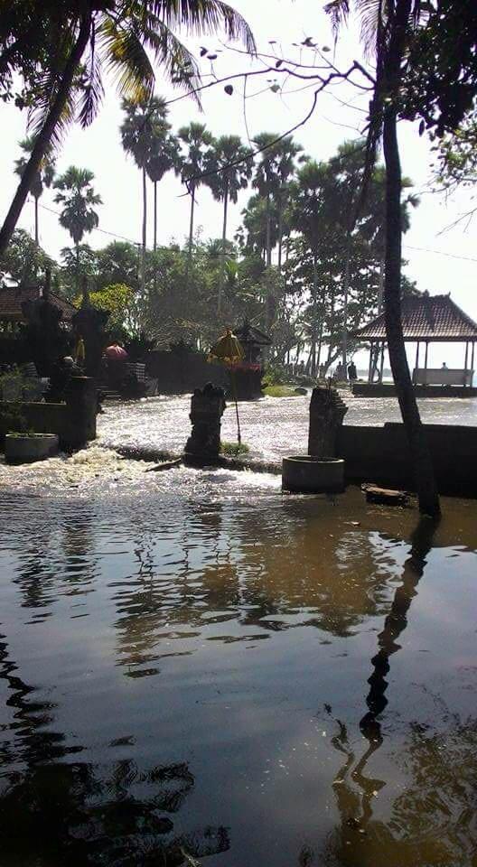 Ombak tinggi terjang pantai selatan, puluhan gasebo & warung ambruk