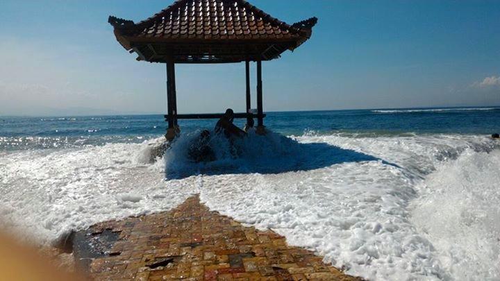 ombak tinggi terjang pantai selatan banyak gasebo hanyut © 2016 brilio.net