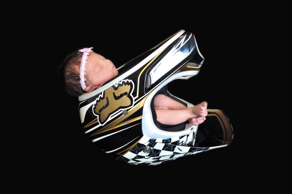 pemotretan bayi lucu dan antimainstream tidur di dalam helm ayahnya © 2016 brilio.net