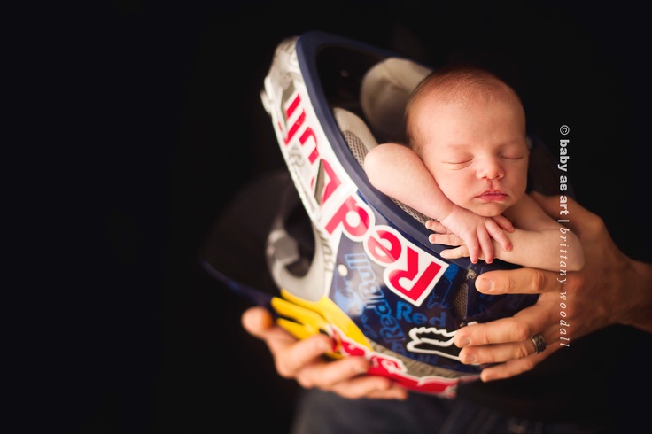pemotretan bayi lucu dan antimainstream tidur di dalam helm ayahnya © 2016 brilio.net