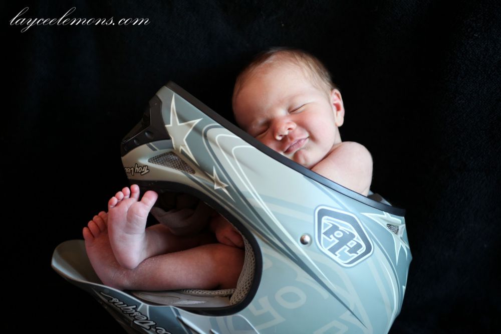 pemotretan bayi lucu dan antimainstream tidur di dalam helm ayahnya © 2016 brilio.net